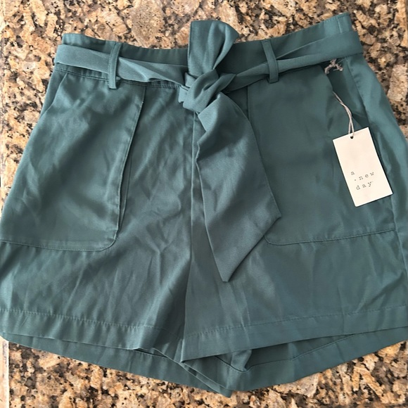 Green short with tag - Picture 2 of 4